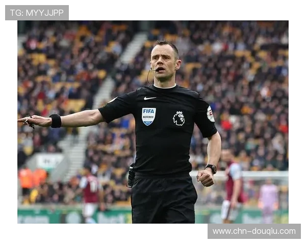 英超裁判专业化进程加速 全职制度稳步推行提升执法水平